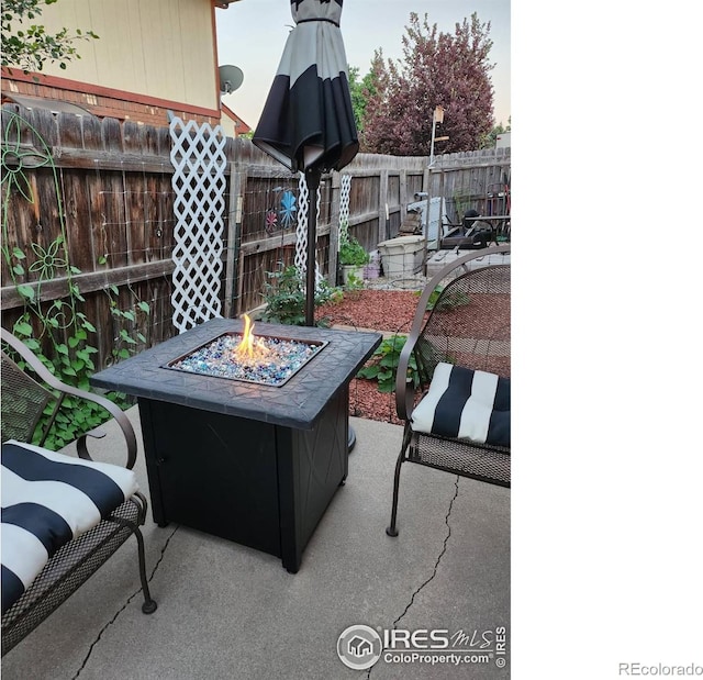 view of patio featuring an outdoor fire pit