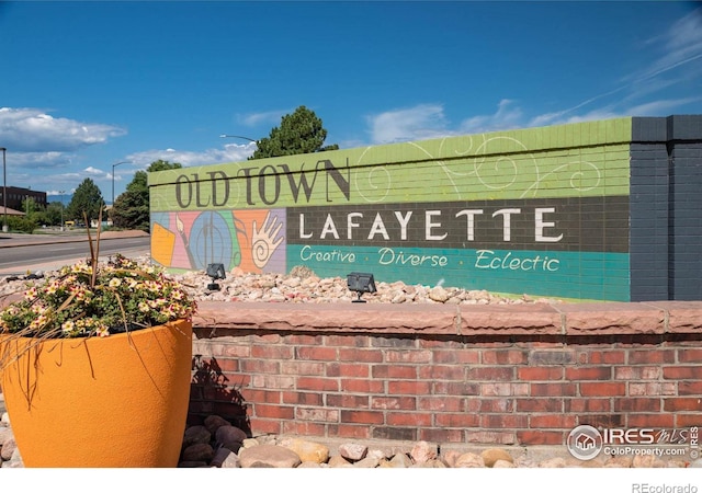 view of community / neighborhood sign