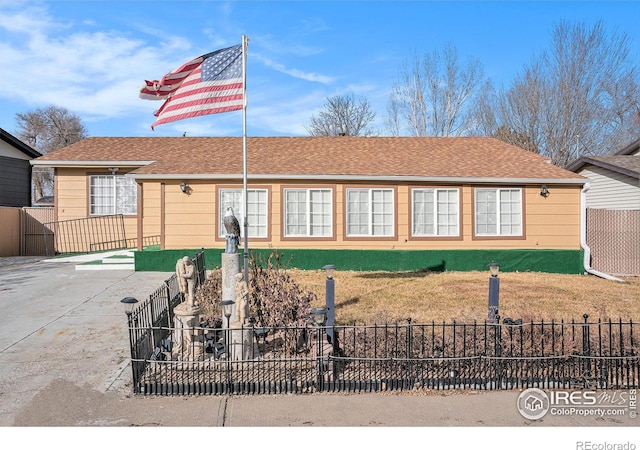 view of front of house featuring a front yard