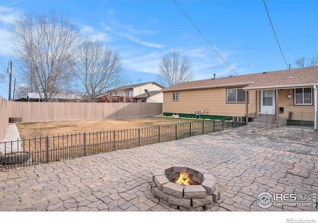 view of patio featuring a fire pit