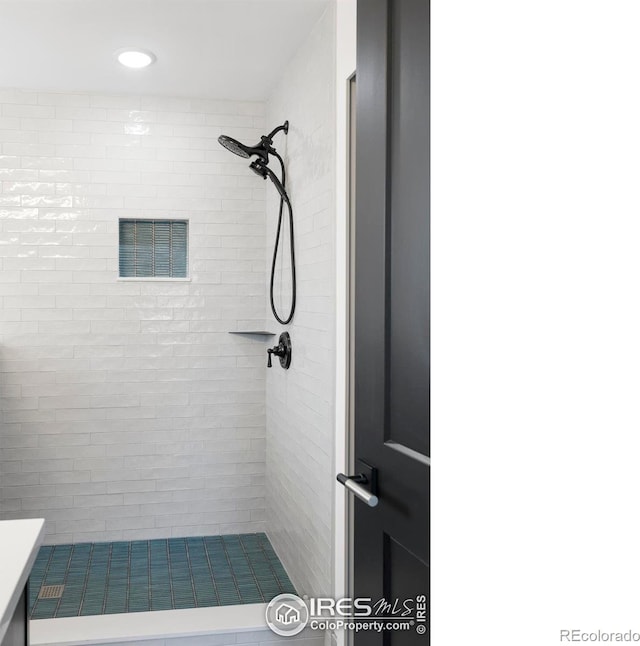 bathroom featuring tiled shower