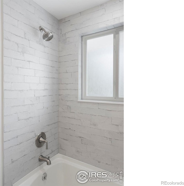 bathroom featuring tiled shower / bath combo