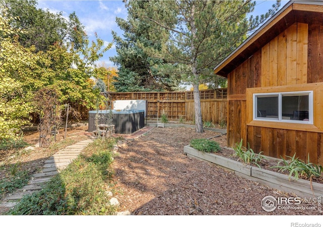 view of yard featuring a hot tub