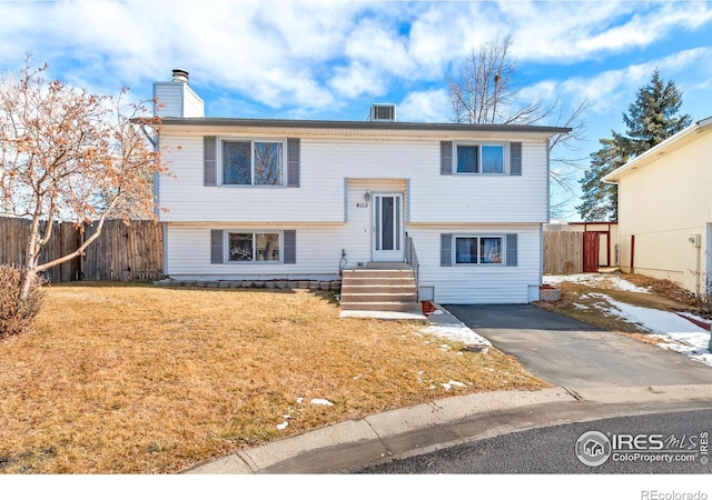 bi-level home featuring a front lawn