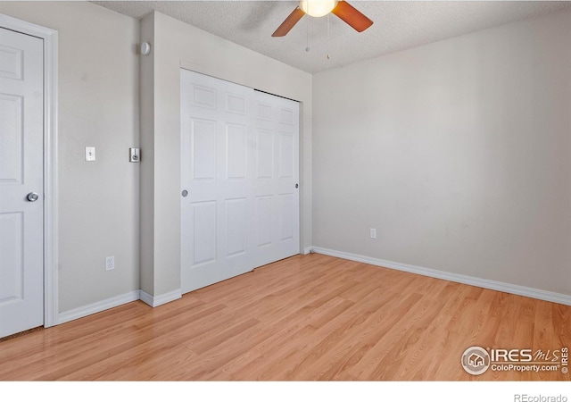 unfurnished bedroom featuring ceiling fan, a textured ceiling, and light hardwood / wood-style floors