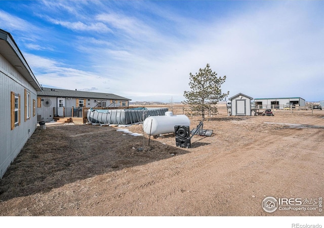 view of yard with a storage unit