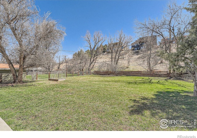 view of yard featuring a rural view