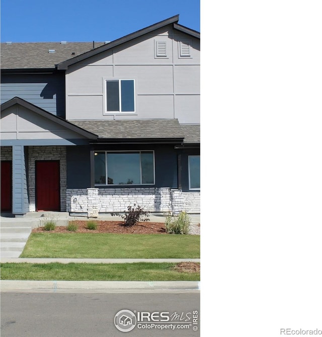 view of front facade featuring a front yard