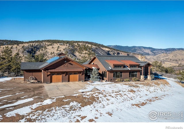 view of front of property featuring a mountain view and a garage