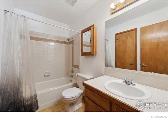 full bathroom with shower / tub combo with curtain, vanity, and toilet