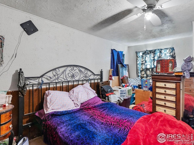 bedroom featuring ceiling fan and a textured ceiling