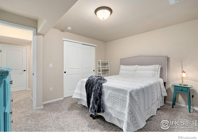 bedroom featuring carpet flooring and a closet