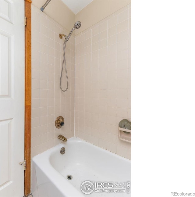 bathroom with tiled shower / bath combo