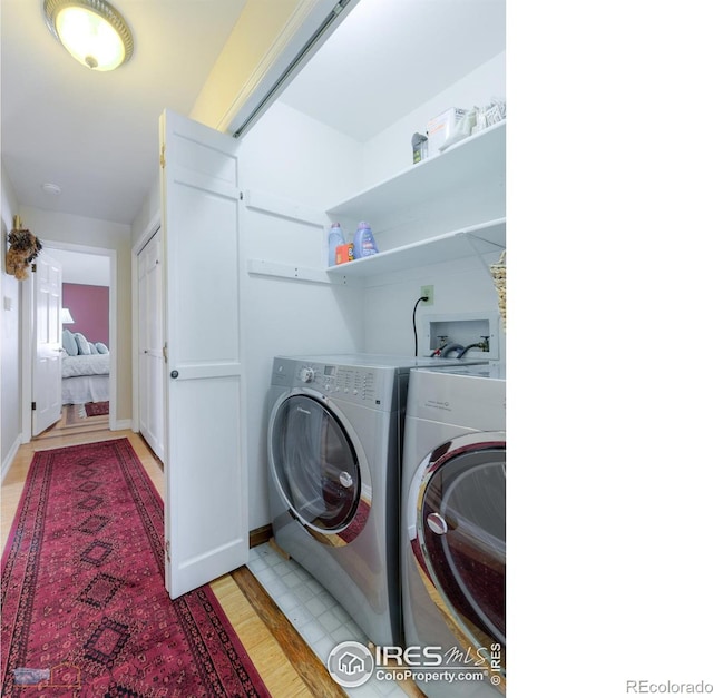 washroom featuring washing machine and clothes dryer