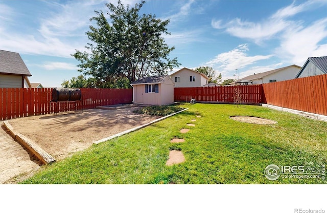 view of yard with a shed