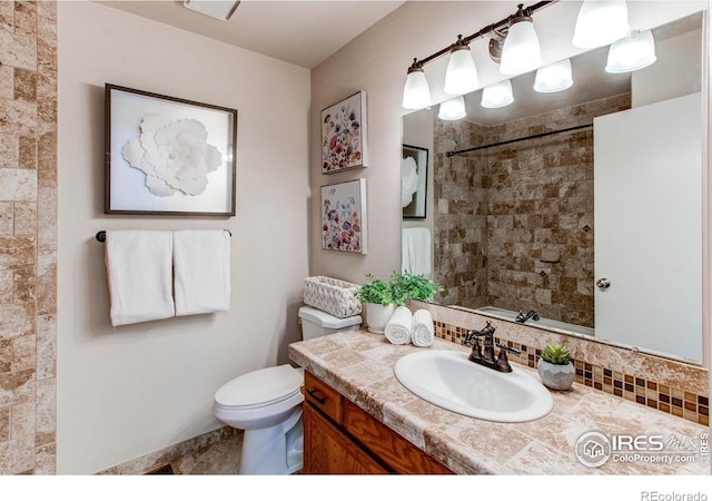 bathroom featuring a tile shower, vanity, decorative backsplash, and toilet