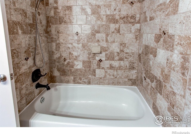 bathroom featuring tiled shower / bath combo