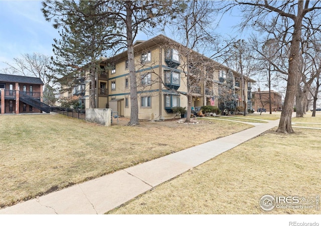 view of front of house featuring a front lawn