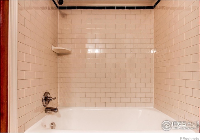 bathroom with tiled shower / bath combo