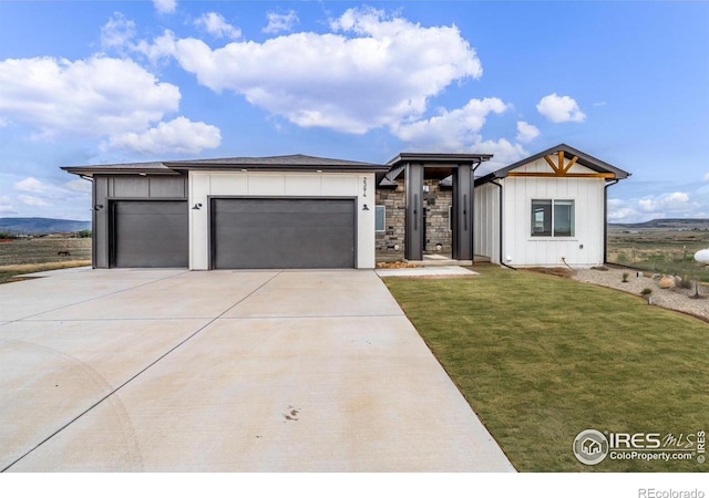 view of front of house featuring a garage and a front yard