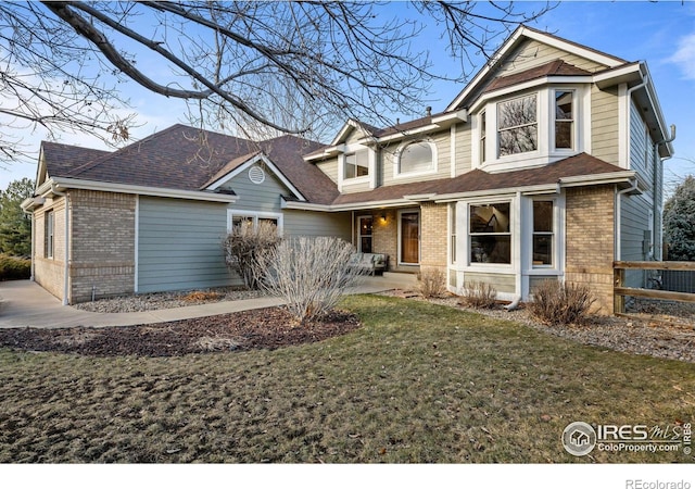 view of front of property featuring a front lawn