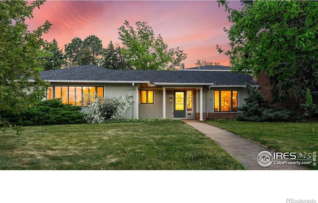 view of front of property featuring a lawn