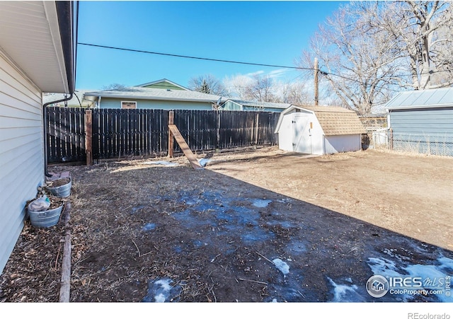 view of yard with a shed