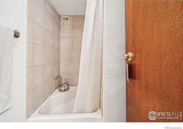 bathroom with shower / bath combo