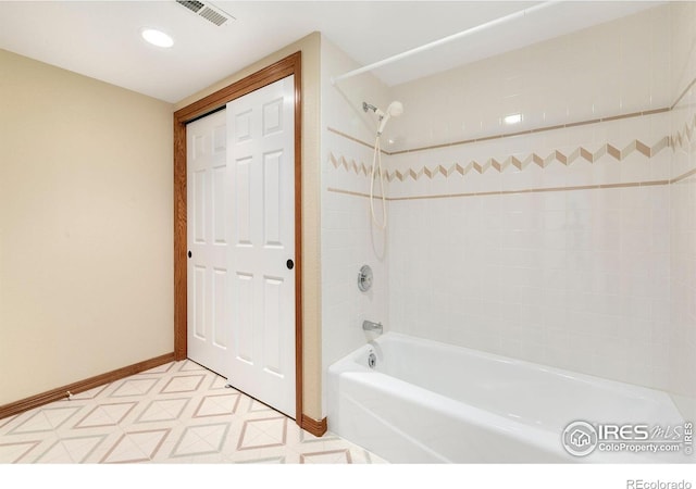 bathroom featuring tiled shower / bath combo