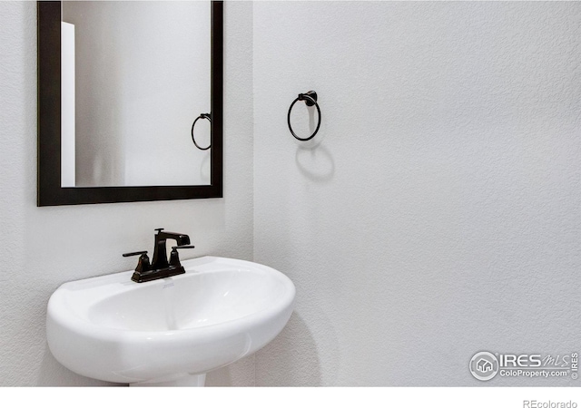 bathroom featuring sink