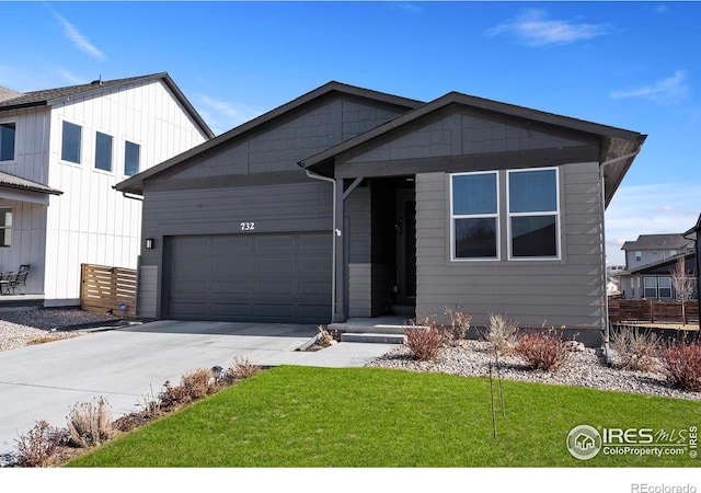 view of front of home featuring a garage and a front yard