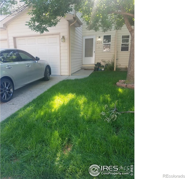 view of front of property with a front yard