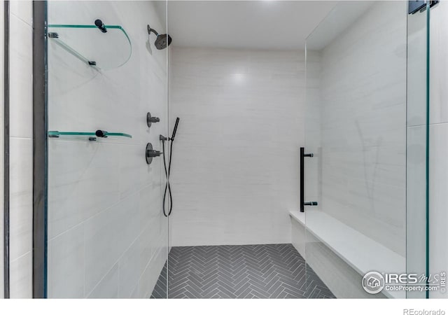 bathroom featuring tiled shower