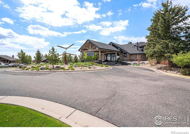 view of front of property featuring driveway