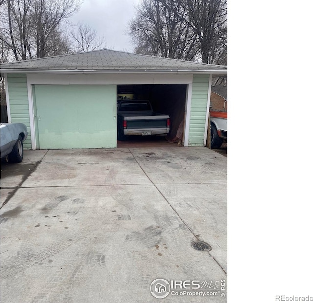 view of detached garage