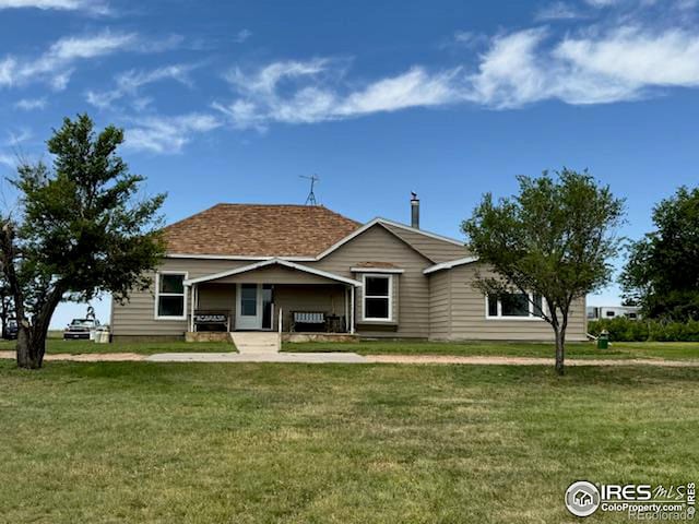 view of front of home with a front lawn