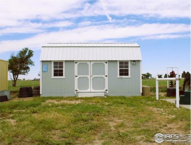 view of outdoor structure with a yard