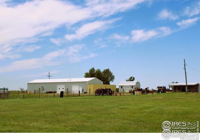 view of yard with an outbuilding