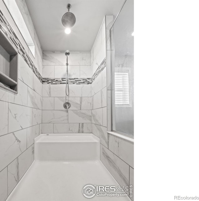 bathroom featuring a tile shower