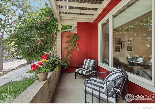 balcony featuring covered porch