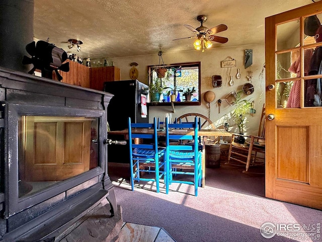 interior space with ceiling fan, a textured ceiling, and carpet