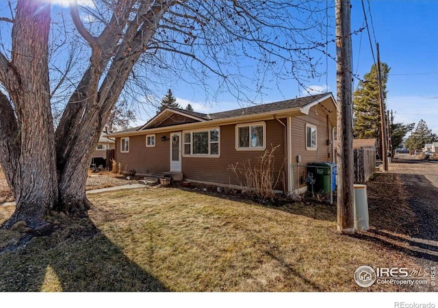 view of front of home featuring a front lawn