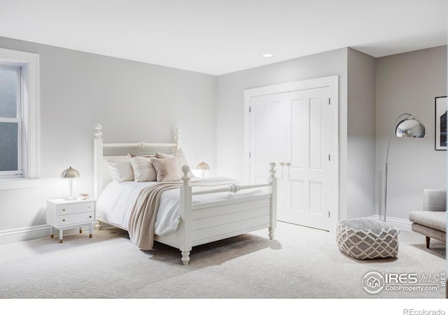 carpeted bedroom featuring recessed lighting and baseboards