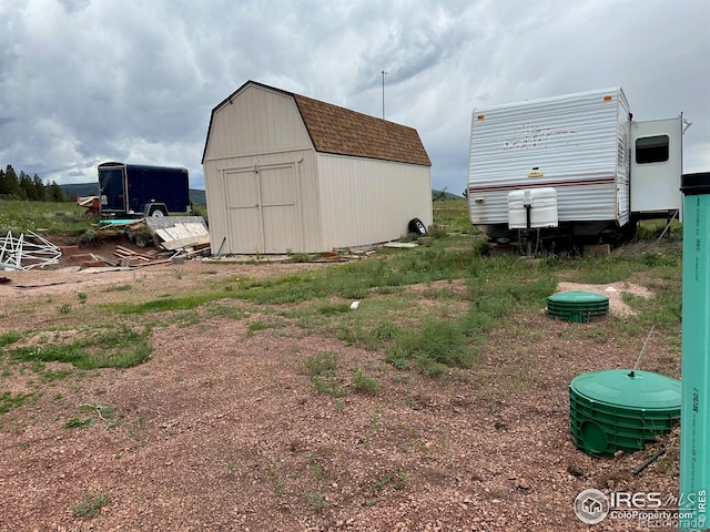 view of yard featuring a shed