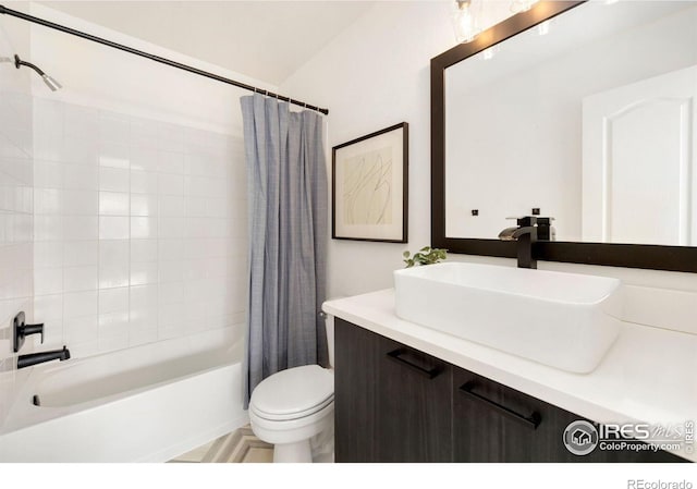 full bath with shower / tub combo, vanity, and toilet