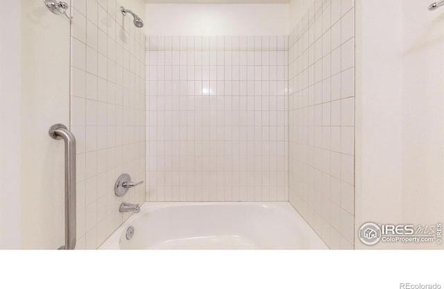 bathroom featuring tiled shower / bath