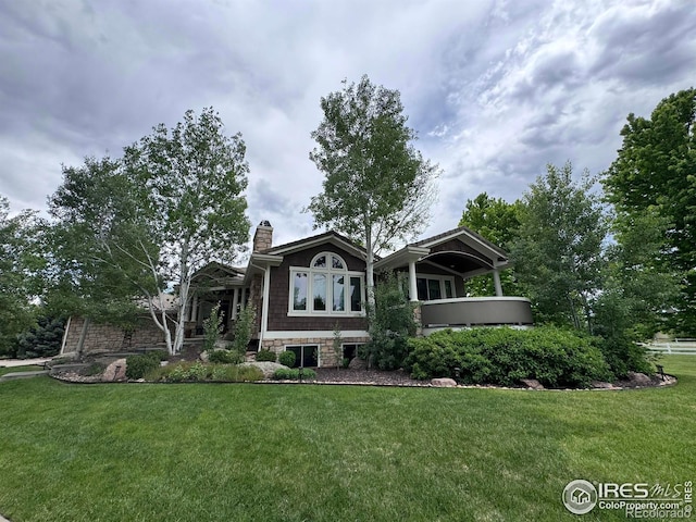 view of front of house featuring a front lawn