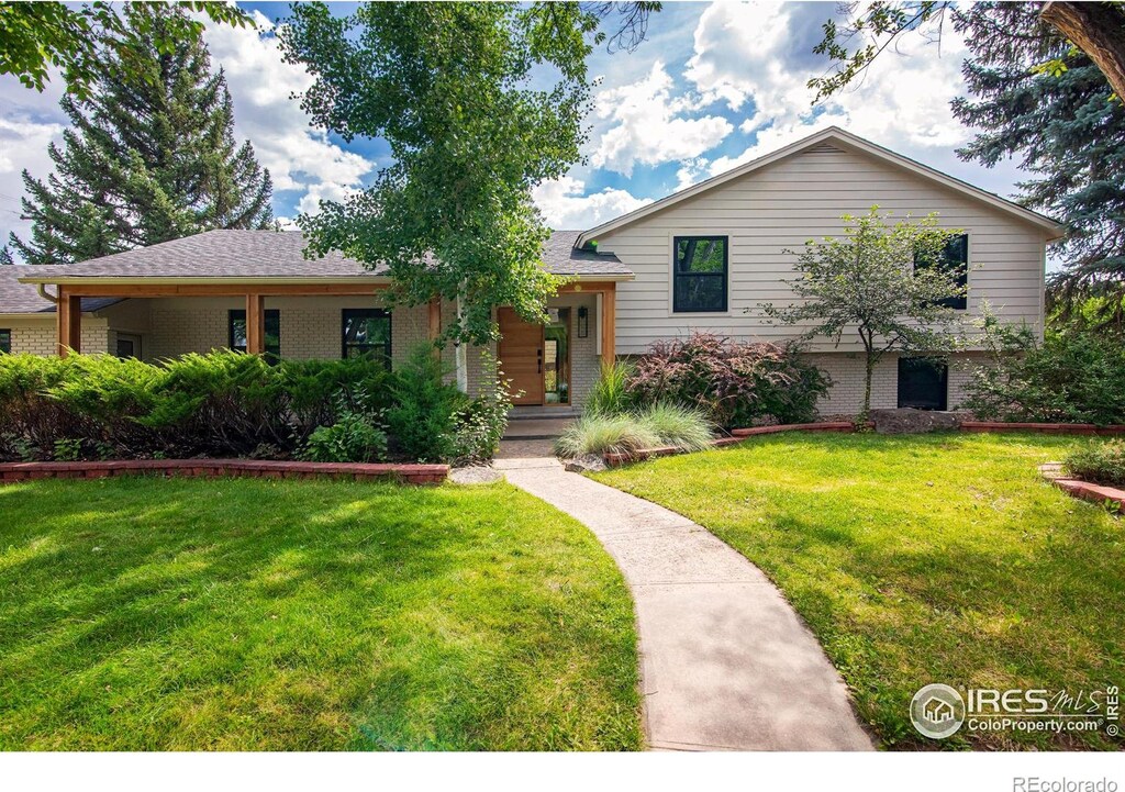 view of front of property featuring a front lawn
