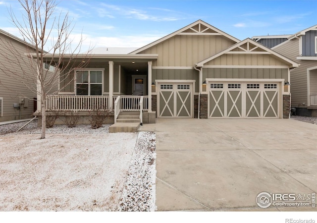 view of front facade featuring a garage and a porch