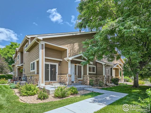 craftsman house featuring a front lawn